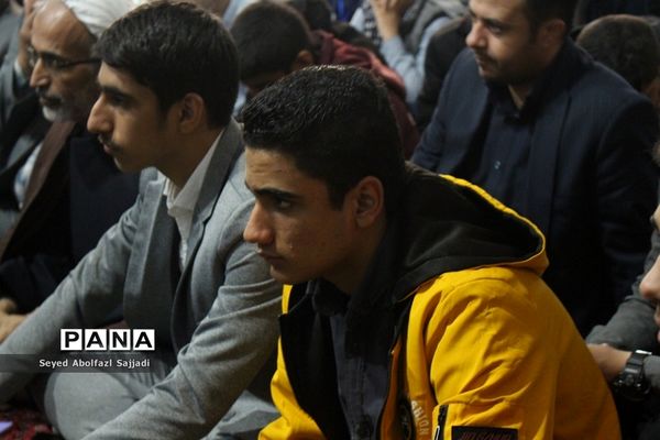 روایتگری حاج حسین یکتا در نماز جماعت صبح روز دوم اردوی ملی دانش‌آموز خبرنگاران پسر پانا