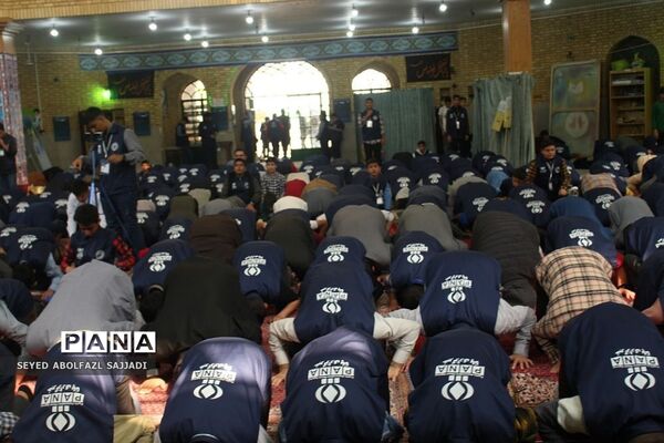 اقامه نماز ظهر و عصر در دومین روز از اردوی ملی خبرنگاری پانا