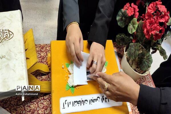 جلسه انتخابات انجمن اولیا در مدرسه شاهد کوثر شهرستان رباط‌کریم