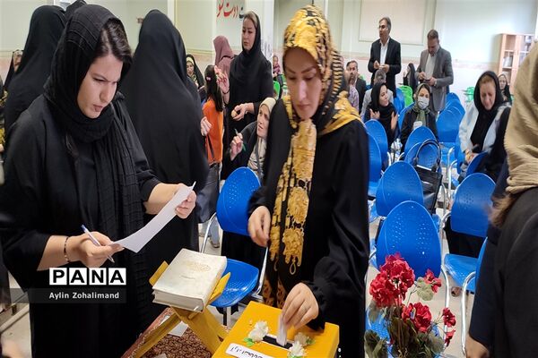 جلسه انتخابات انجمن اولیا در مدرسه شاهد کوثر شهرستان رباط‌کریم