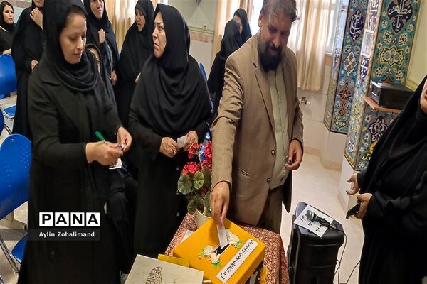 جلسه انتخابات انجمن اولیا در مدرسه شاهد کوثر شهرستان رباط‌کریم