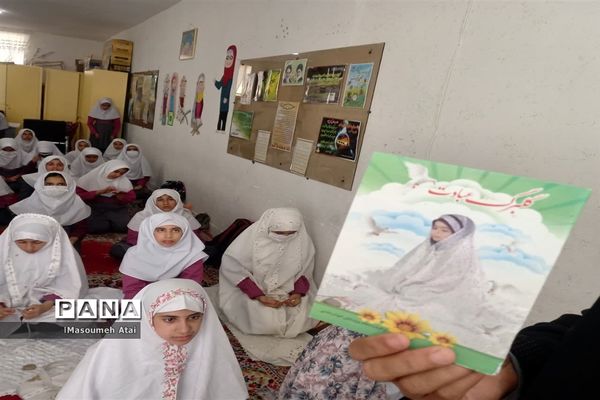 برگزاری نماز جماعت در دبستان حضرت زینب(ع) شهرستان خاتم