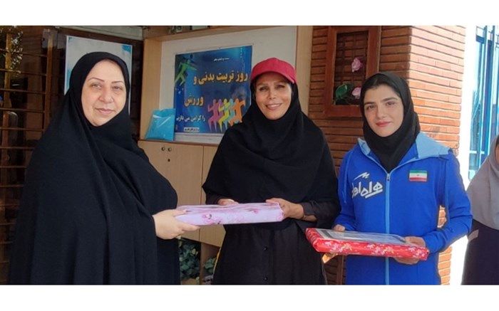 گرامیداشت هفته تربیت بدنی در دبیرستان فرزانگان قائمشهر