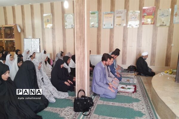 اقامه نماز جماعت در دبیرستان دخترانه طاها با حضور امام جمعه قرچک