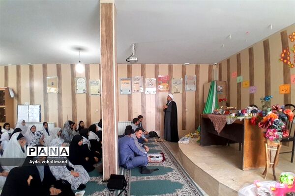 اقامه نماز جماعت در دبیرستان دخترانه طاها با حضور امام جمعه قرچک