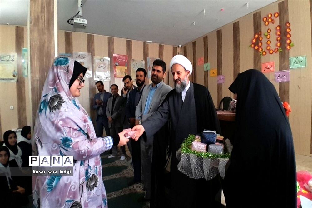 اقامه نماز جماعت در دبیرستان دخترانه طاها با حضور امام جمعه قرچک