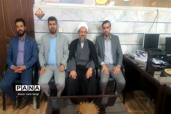 اقامه نماز جماعت در دبیرستان دخترانه طاها با حضور امام جمعه قرچک