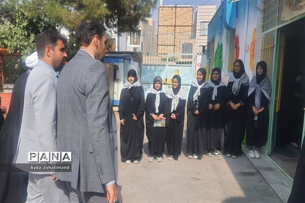 اقامه نماز جماعت در دبیرستان دخترانه طاها با حضور امام جمعه قرچک