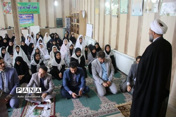 اقامه نماز جماعت در دبیرستان دخترانه طاها با حضور امام جمعه قرچک