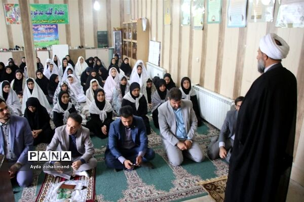 اقامه نماز جماعت در دبیرستان دخترانه طاها با حضور امام جمعه قرچک