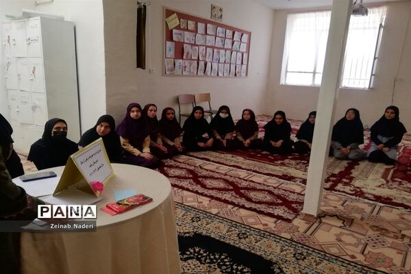 تشکیل جلسه شورای امربه معروف و گرامیداشت هفته پدافند غیر عامل در دبیرستان دخترانه رفعت