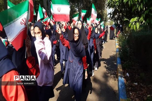 اجرای سرود دو هزار دانش‌آموز به نیت دو هزار شهید در ساری