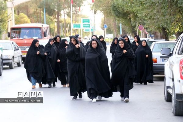 همایش پیاده‌روی خانوادگی فرهنگیان به‌مناسبت هفته تربیت‌بدنی در ابرکوه