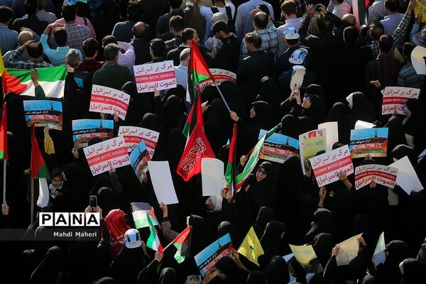 تجمع مردم تهران در میدان انقلاب