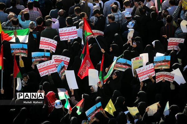 تجمع مردم تهران در میدان انقلاب