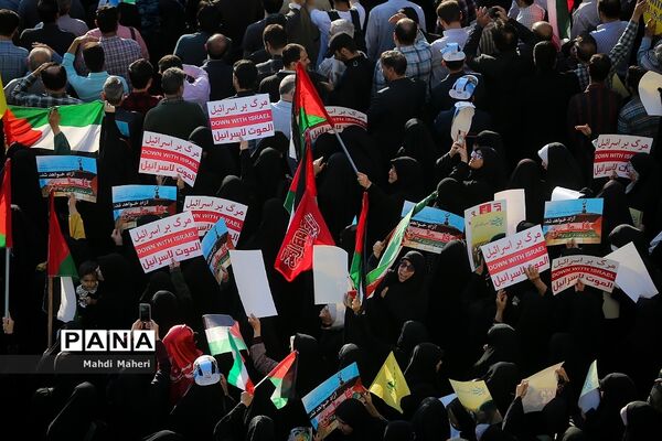 تجمع مردم تهران در میدان انقلاب