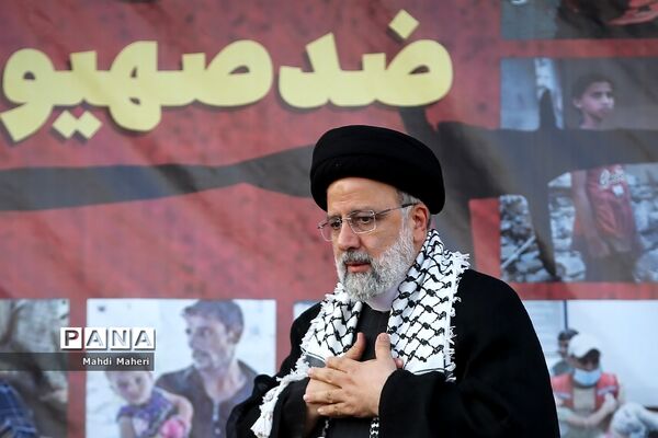 تجمع مردم تهران در میدان انقلاب