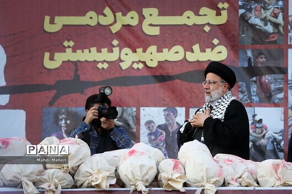 تجمع مردم تهران در میدان انقلاب