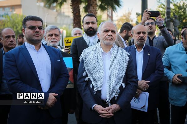 تجمع مردم تهران در میدان انقلاب