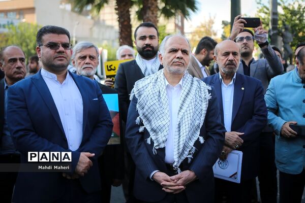 تجمع مردم تهران در میدان انقلاب