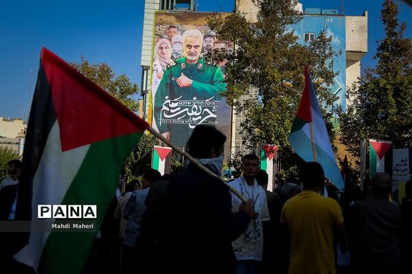 تجمع مردم تهران در میدان انقلاب