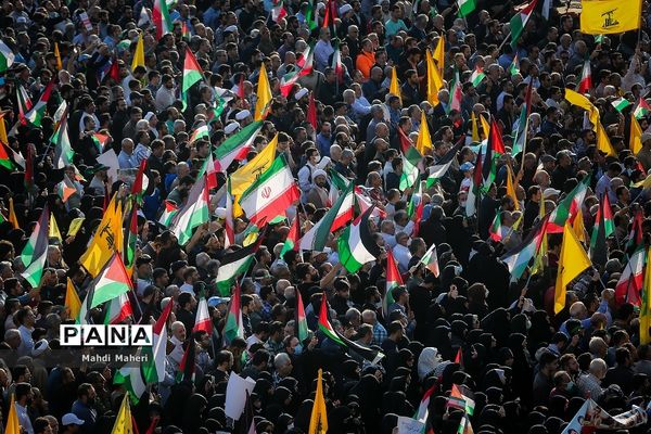 تجمع مردم تهران در میدان انقلاب