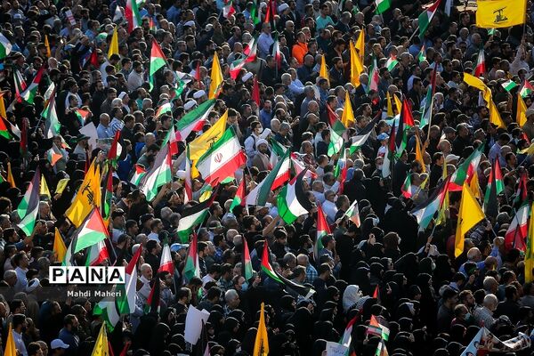 تجمع مردم تهران در میدان انقلاب