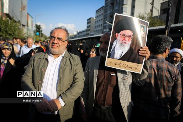 تجمع مردم تهران در میدان انقلاب