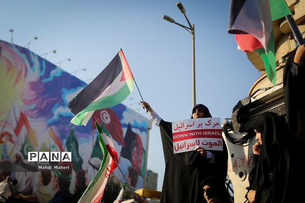 تجمع مردم تهران در میدان انقلاب