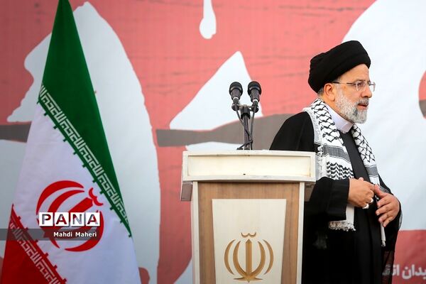 تجمع مردم تهران در میدان انقلاب