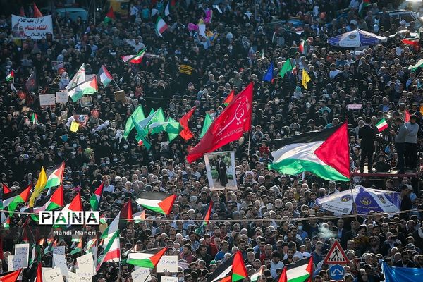 تجمع مردم تهران در میدان انقلاب