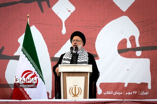 تجمع مردم تهران در میدان انقلاب