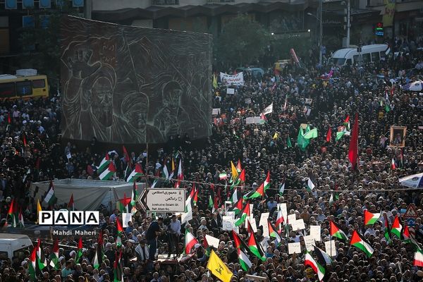 تجمع مردم تهران در میدان انقلاب