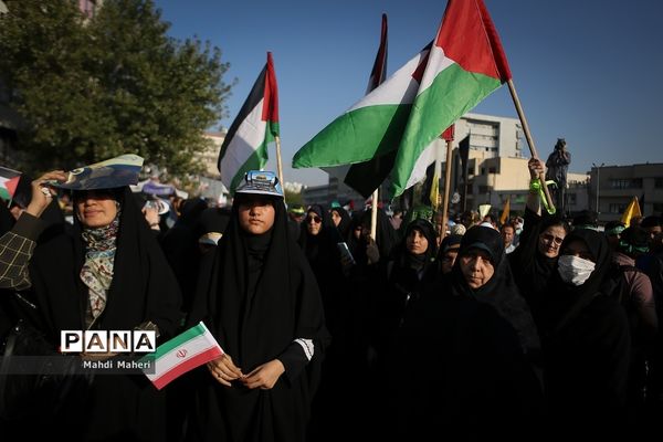 تجمع مردم تهران در میدان انقلاب