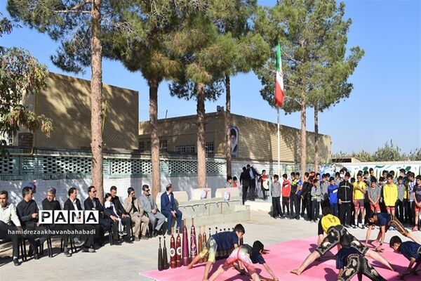 نواختن زنگ ورزش و سلامت در مدارس بهاباد