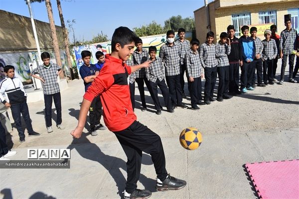 نواختن زنگ ورزش و سلامت در مدارس بهاباد