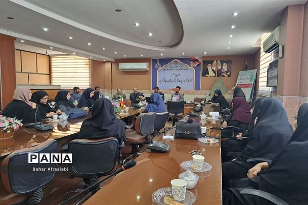مراسم رونمایی از کتاب«مدیریت رفتار سازمانی و مدیریت منابع انسانی » در آموزش و پرورش شهرستان رباط‌کریم