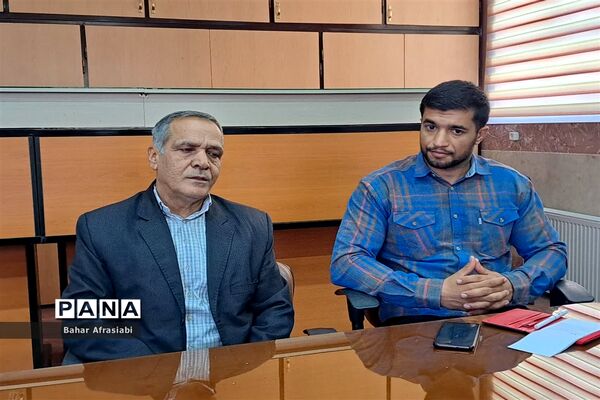مراسم رونمایی از کتاب«مدیریت رفتار سازمانی و مدیریت منابع انسانی » در آموزش و پرورش شهرستان رباط‌کریم