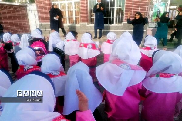 نذر آب دانش‌آموزان آباده برای کودکان غزه