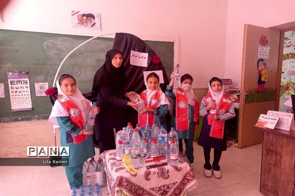 نذر آب دانش‌آموزان آباده برای کودکان غزه