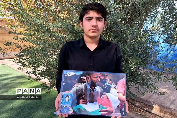 زنجیره انسانی دانش‌آموزان اشکذری در حمایت از غزه
