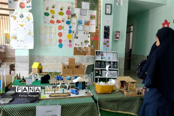 جشنواره مطالعات اجتماعی و هنرهای دستی در دبیرستان توحید شهرستان خاتم
