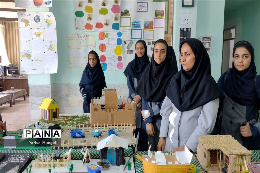 جشنواره مطالعات اجتماعی و هنرهای دستی در دبیرستان توحید شهرستان خاتم