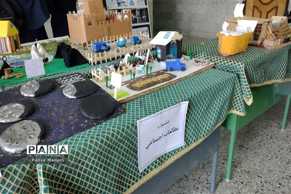 جشنواره مطالعات اجتماعی و هنرهای دستی در دبیرستان توحید شهرستان خاتم