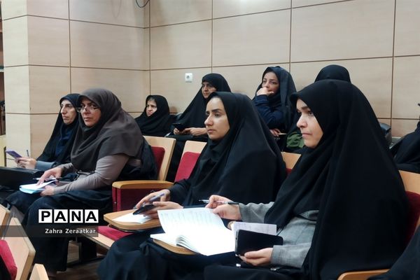 دوره ضمن خدمت با محوریت اخلاق و تربیت در مردم