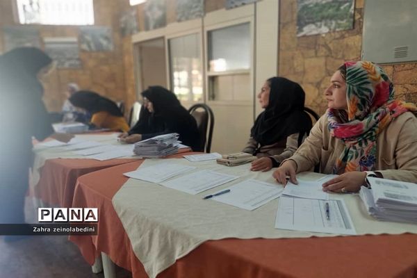 جلسه انجمن اولیاءدر دبیرستا‌ن‌های شیراز