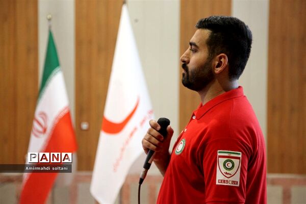 تجلیل از خادمان هلال‌احمر میانه