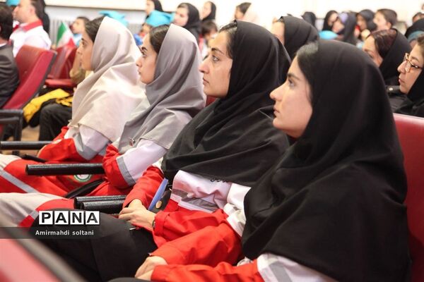 تجلیل از خادمان هلال‌احمر میانه