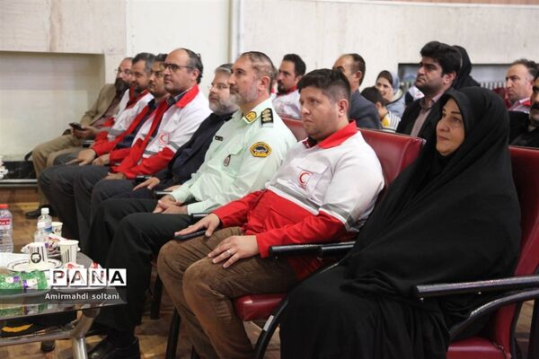 تجلیل از خادمان هلال‌احمر میانه