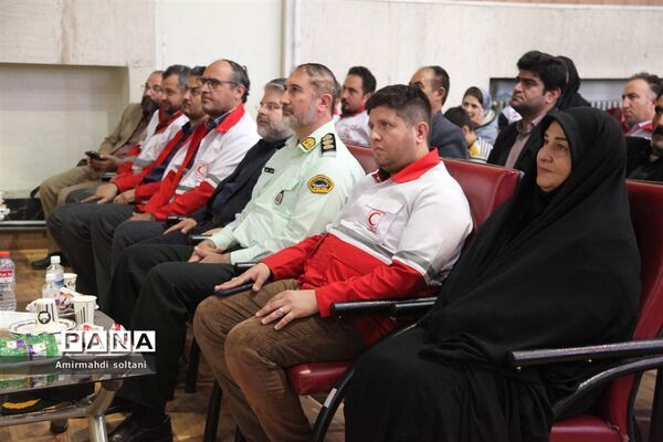 تجلیل از خادمان هلال‌احمر میانه
